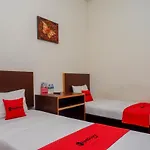 RedDoorz Syariah At Namira Hotel