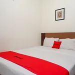 RedDoorz Syariah At Namira Hotel